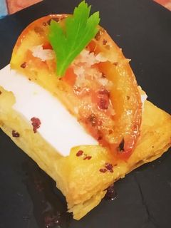 Una foto de Aperitivo de tomate confitado y hojaldre