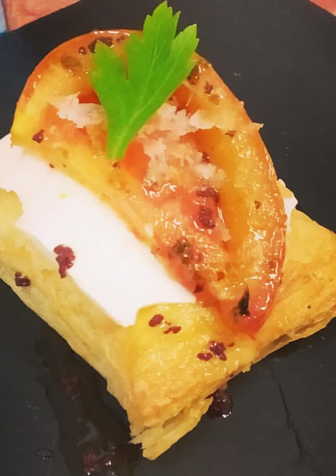 Una foto de Aperitivo de tomate confitado y hojaldre