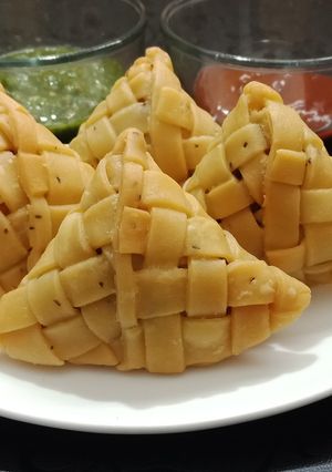 A picture of Mat Style Khasta Samosa.