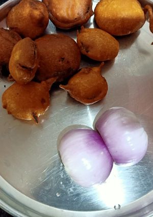 சூடான ஆனியன் பஜ்ஜி (Onion bajji recipe in tamil) செய்முறை முக்கிய புகைப்படம்