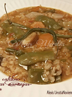 Una foto de Arroz integral caldoso con lentejas rojas y verduras de temporada