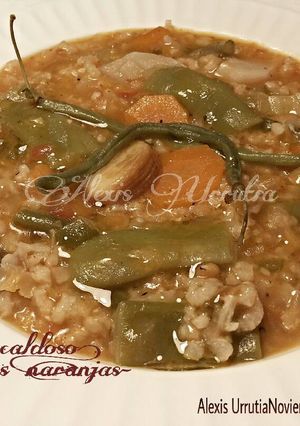 Foto principal de Arroz integral caldoso con lentejas rojas y verduras de temporada