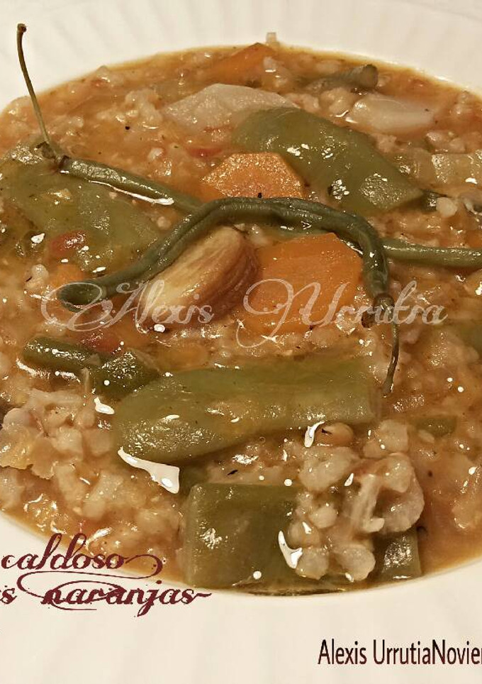 Una foto de Arroz integral caldoso con lentejas rojas y verduras de temporada