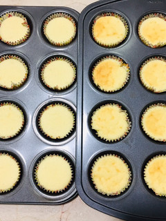 Hình của món Bánh bông lan phô mai Nhật Bản (Japanese chiffon cheese cupcakes).
