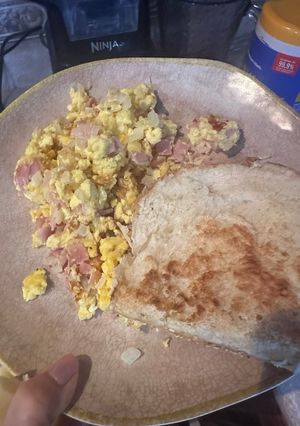 Una foto de Huevos Revueltos con Jamón y Cebolla