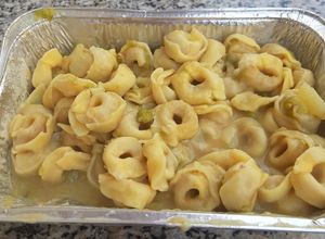 Foto di Tortellini in brodo vegetale con piselli