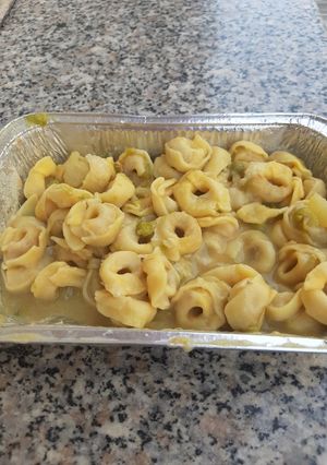 Foto di Tortellini in brodo vegetale con piselli