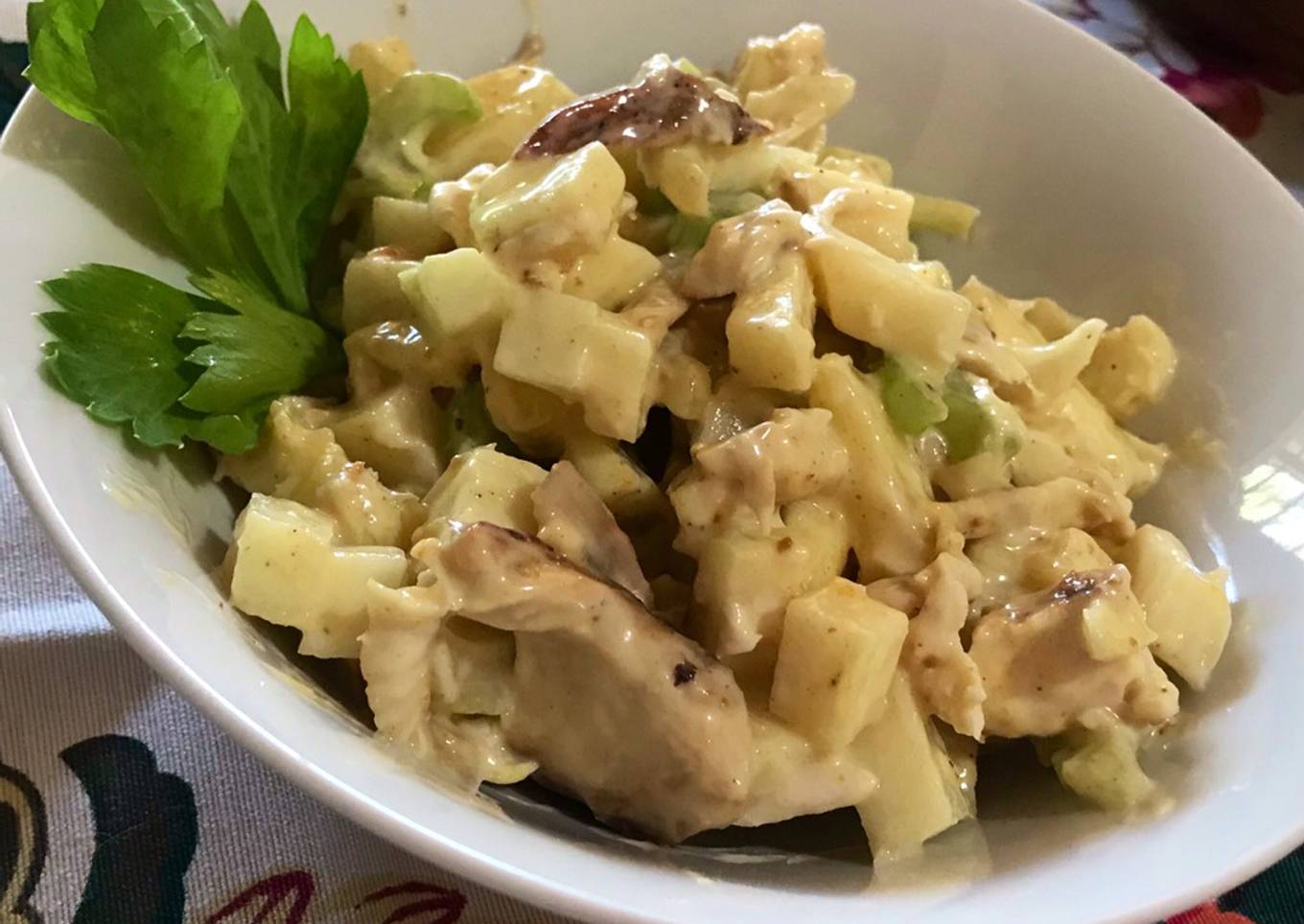 Salad with chicken and curry mayonnaise