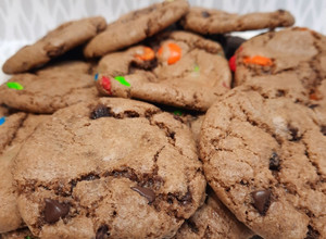 Una foto de Galletitas con chips de chocolate y rocklets 🍪