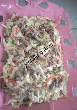A picture of Chinese cabbage tuna salad.