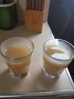 Una foto de Caldo de pescado con limón