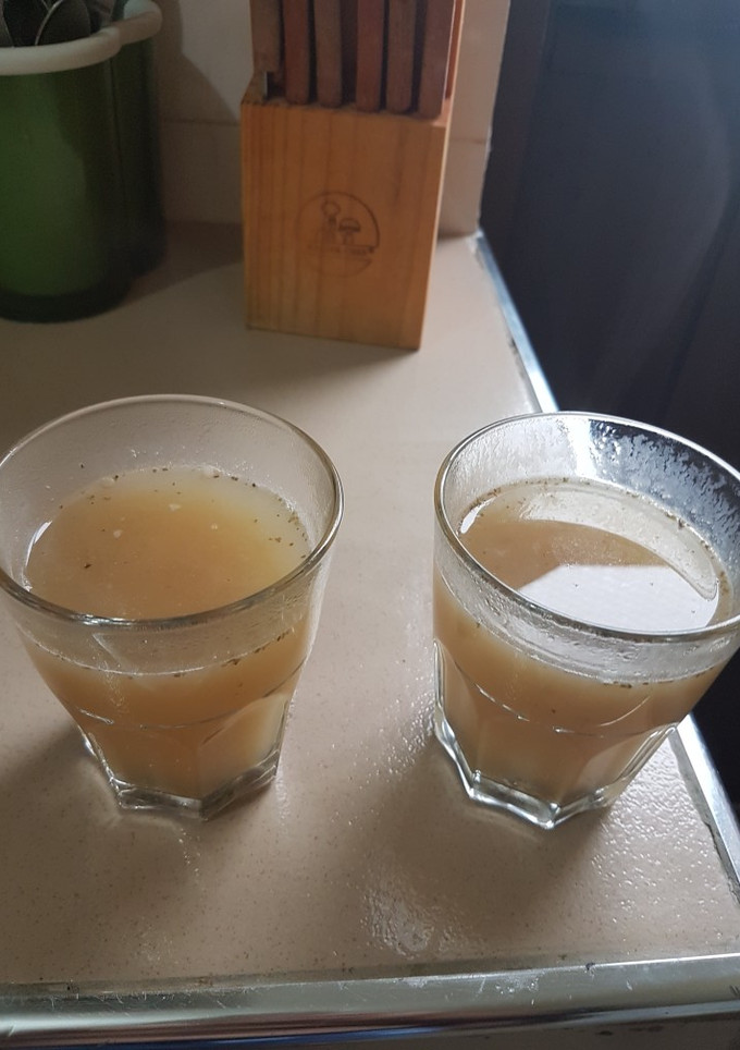 Una foto de Caldo de pescado con limón