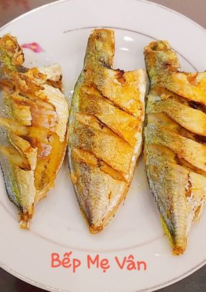 Hình của món Cá chỉ vàng và cá ngân chiên giòn.