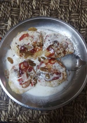A picture of Sooji ke dahi bhalle.