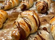 Una foto de croissant de chocolate