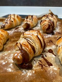 Una foto de Croissant relleno de chocolate blanco y Oreo