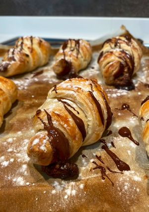 Una foto de Croissant relleno de chocolate blanco y Oreo