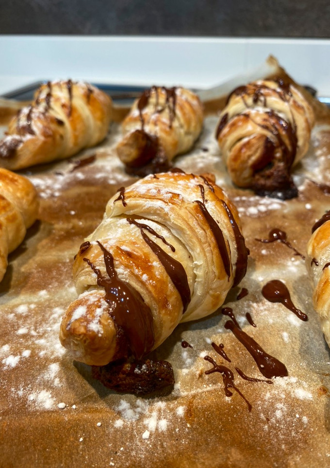 Una foto de Croissant relleno de chocolate blanco y Oreo