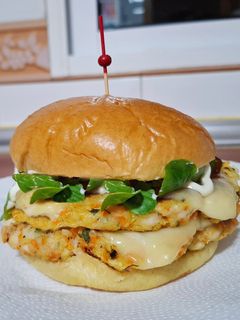 Una foto de Hamburguesas caseras de pollo y zanahoria
