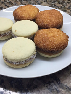 Una foto de ALFAJORCITOS DE MAICENA Y COCO (con aceite)