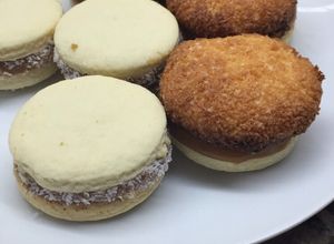 Una foto de ALFAJORCITOS DE MAICENA Y COCO (con aceite)