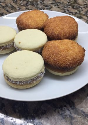 Una foto de ALFAJORCITOS DE MAICENA Y COCO (con aceite)