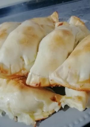 Una foto de Empanadas de pollo (Con harina de trigo)