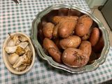 Pommes de terre au diable, ail confit et herbes aromatiques