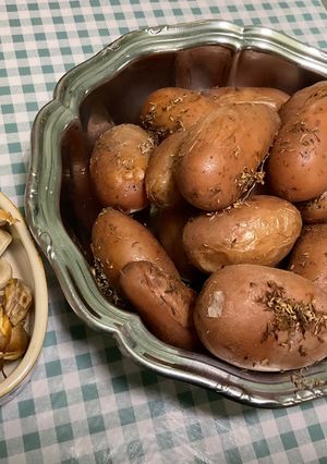 Une photo de Pommes de terre au diable, ail confit et herbes aromatiques