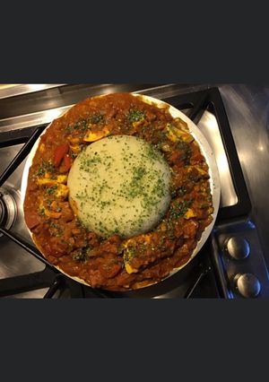 Une photo de Carri d'œufs et son dôme de riz blanc