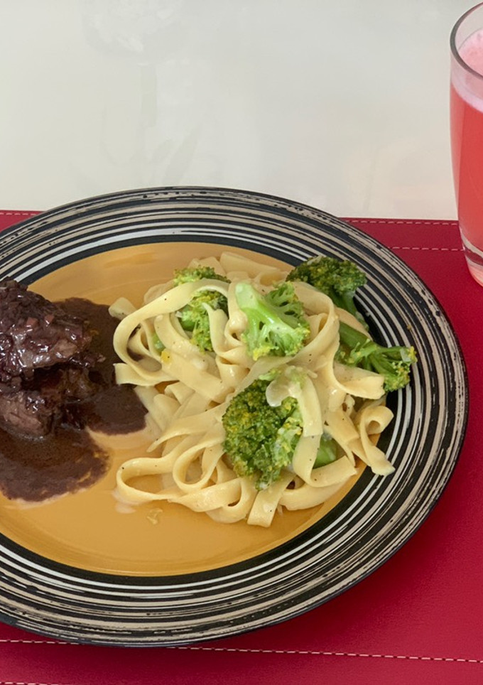 Una foto de Fetuccini Alfredo con brócoli y chata