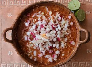 Una foto de Pozole rojo