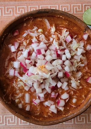 Una foto de Pozole rojo