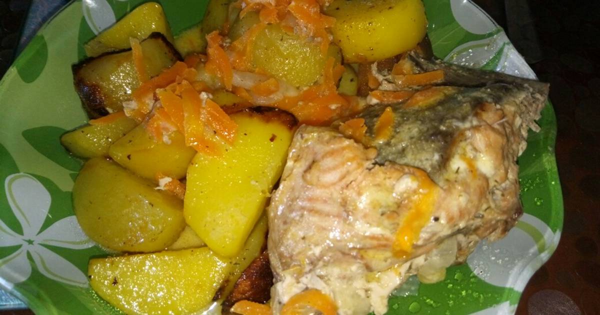 Как вкусно приготовить горбушу на сковороде. Пюре с жареной горбушей. Рыба под мандаринами. Горбуша жареная с курицей на стол. Горбуша с овощами жареная.