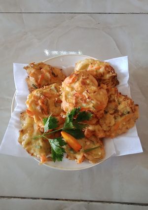 A picture of Indonesia vegetables pancakes.