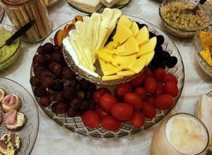 Una foto de 🧀🍒 Tabla de quesos y frutas 🍒🧀 Cereza, Uva, Durazno y Tomates cherry 😲