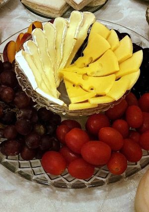 Una foto de 🧀🍒 Tabla de quesos y frutas 🍒🧀 Cereza, Uva, Durazno y Tomates cherry 😲