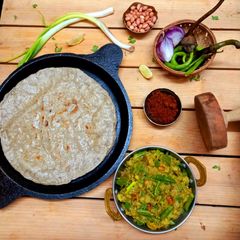 A picture of Jawar Bhakri with Baingan Bharta.