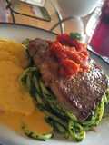 Tallarines verdes con solomillo a la parrilla y salsa de tomate
