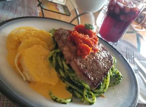 Una foto de Tallarines verdes con solomillo a la parrilla y salsa de tomate