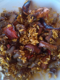 Una foto de Paella de habas y gambas