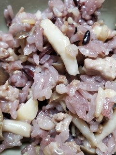 肉末菇菇拌炒十穀飯 的食譜成品照片