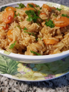 Una foto de Arroz con garbanzos y vegetales súper exprés