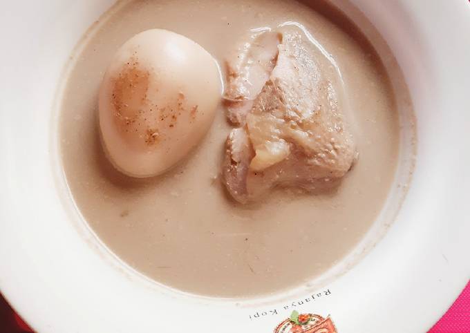 Opor ayam telur