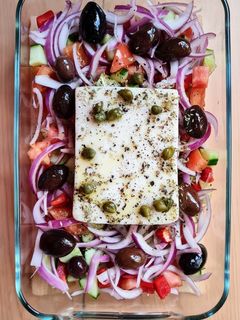 Una foto de Horiatiki 🏺 Ensalada griega con queso Feta 🇬🇷 Grecia 🇬🇷
