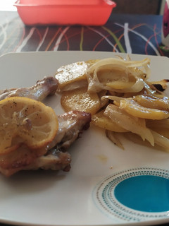 Una foto de Pollo al limón en cama de patatas al horno