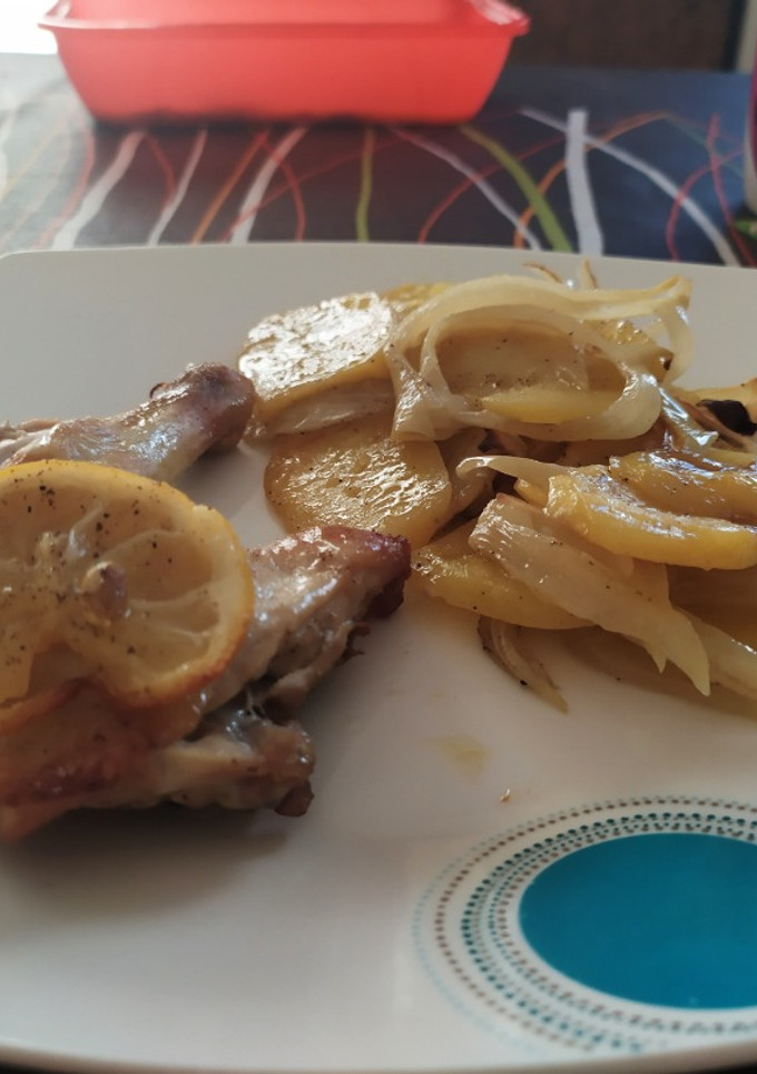 Una foto de Pollo al limón en cama de patatas al horno