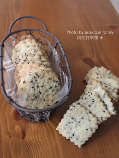 【肉桂打噴嚏】香脆芝麻小餅乾 的食譜成品照片