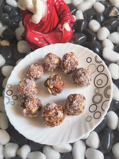 ખજૂર પાક (Khajoor Paak Recipe In Gujarati) રેસીપી મુખ્ય ફોટો