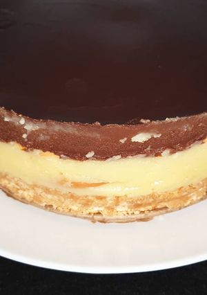 Una foto de 🗣✅Tarta de galleta crema y chocolate 🍫